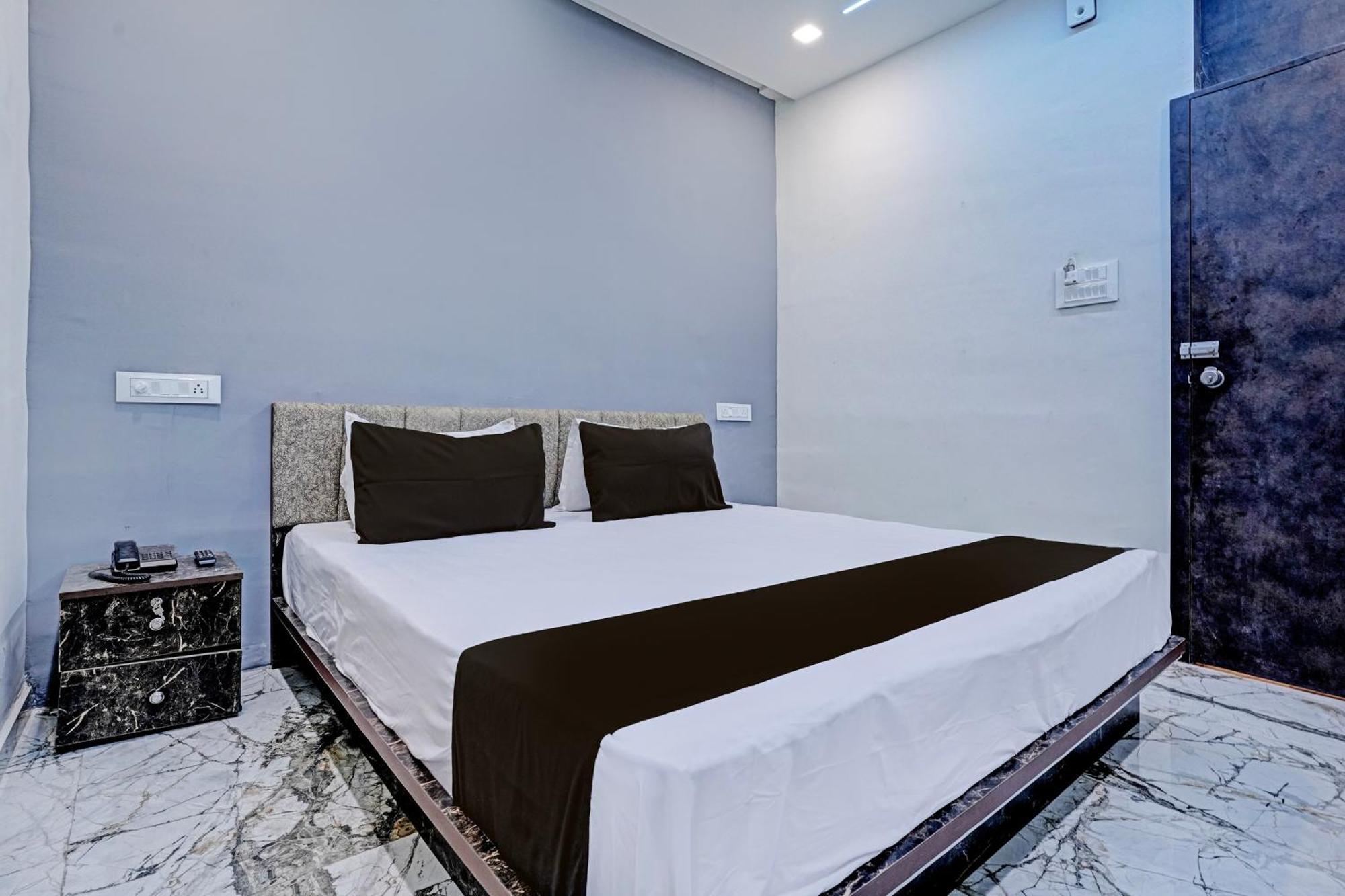 Hotel O White Palace Hotel Rajkot Buitenkant foto