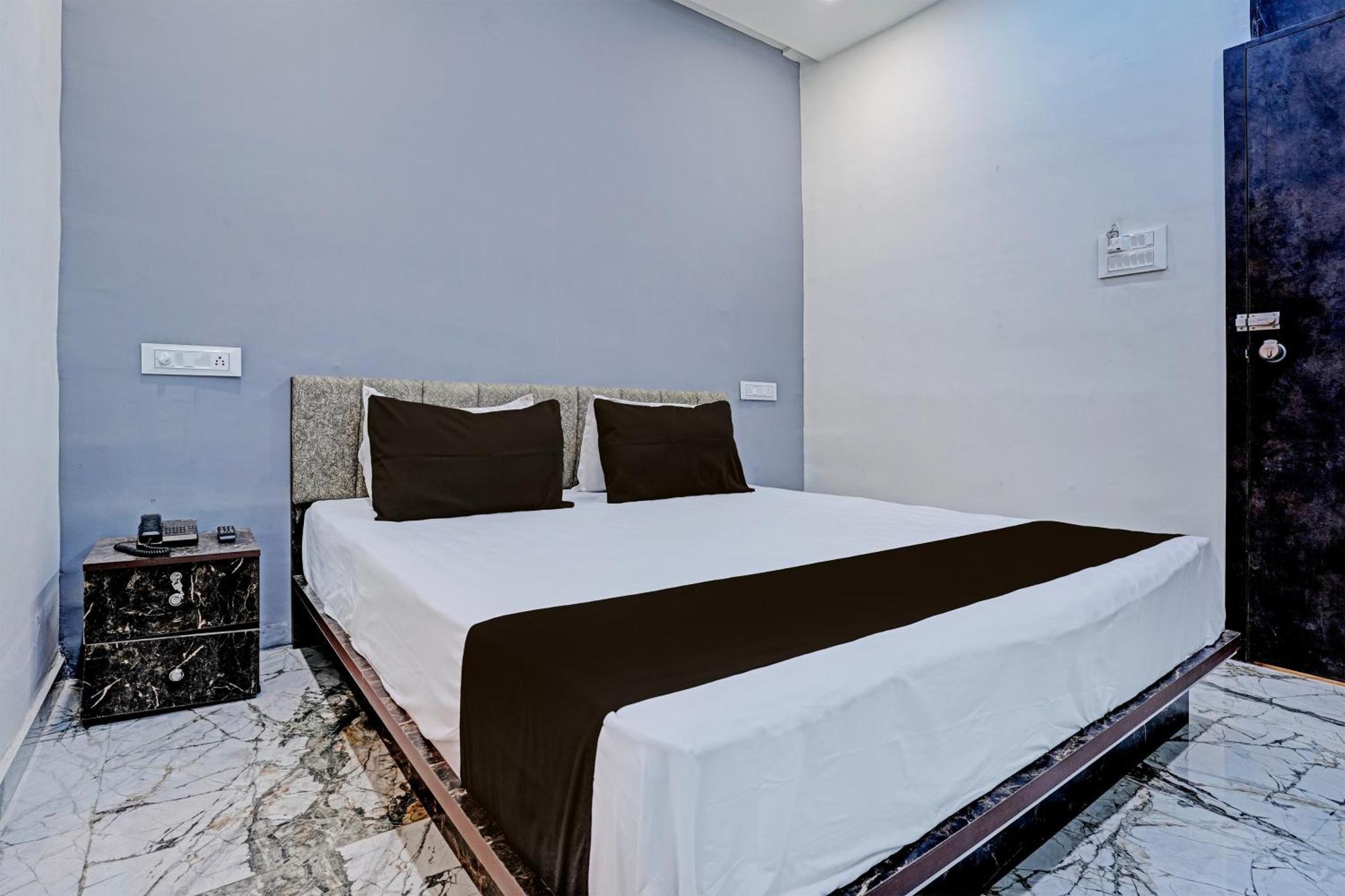 Hotel O White Palace Hotel Rajkot Buitenkant foto