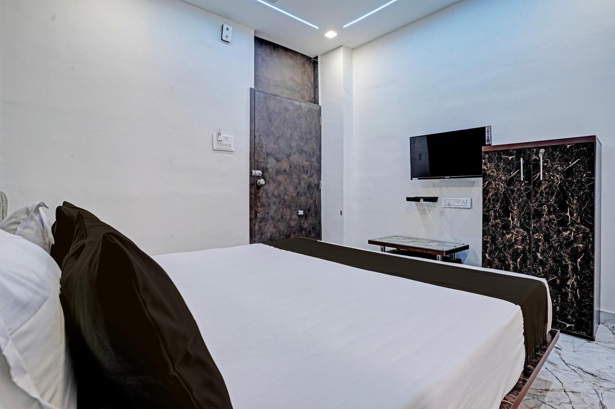 Hotel O White Palace Hotel Rajkot Buitenkant foto