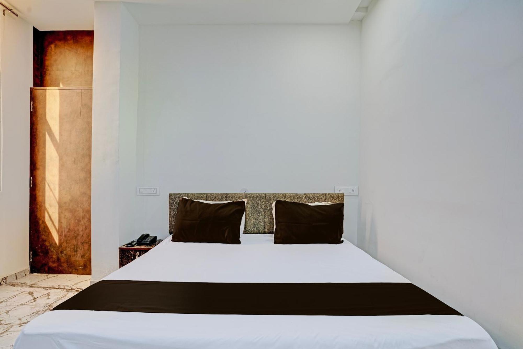 Hotel O White Palace Hotel Rajkot Buitenkant foto