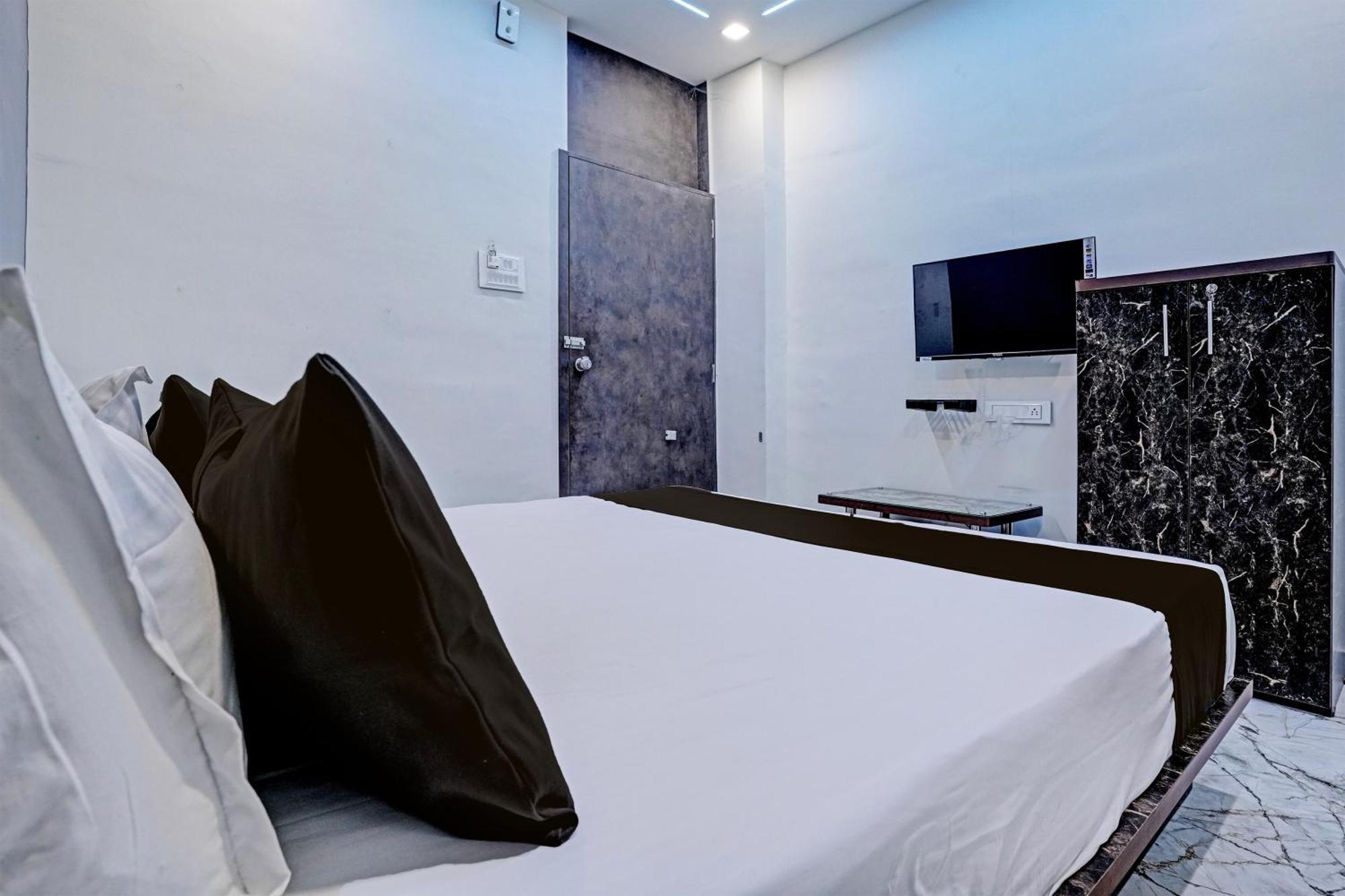 Hotel O White Palace Hotel Rajkot Buitenkant foto