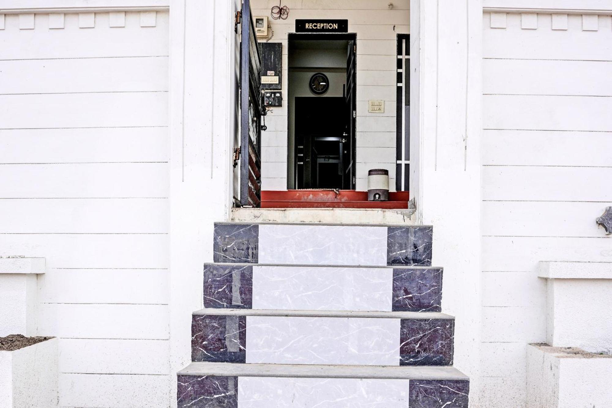Hotel O White Palace Hotel Rajkot Buitenkant foto